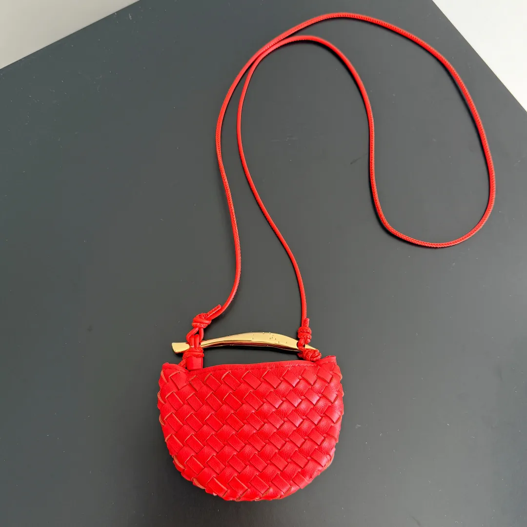 Batch 760 BV Miniature Sardine Cute and charming bag hanger. Why does it look so good on the bag‼ ️Extremely healing♥️The versatile bag shape is paired with dopamine colors, which makes me feel better😍It can also be carried as a small bag, it’s so beautiful. Sardine is a dream of a work of art (Bird In Space Bird in the Sky). We all call this a walking work of art♥️ Style number: 836834 Color: Tomato Red Size: 10*7*1.5cm